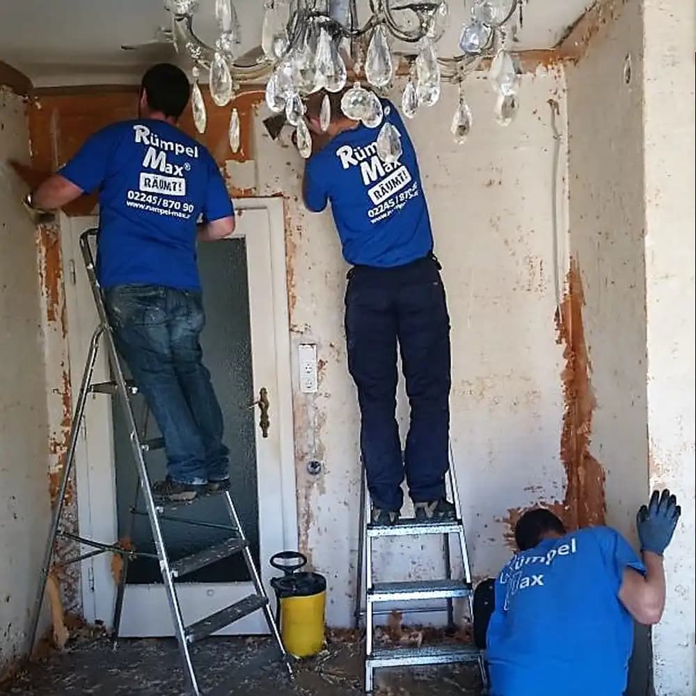 Rümpel Max Demontagearbeiten: Fliesen, Böden und Zwischenwände entfernen