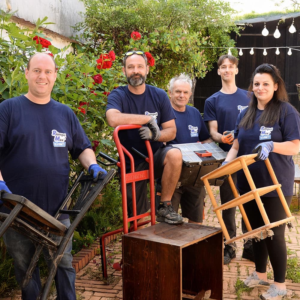 Das Rümpel Max Team vor dem Firmenfahrzeug