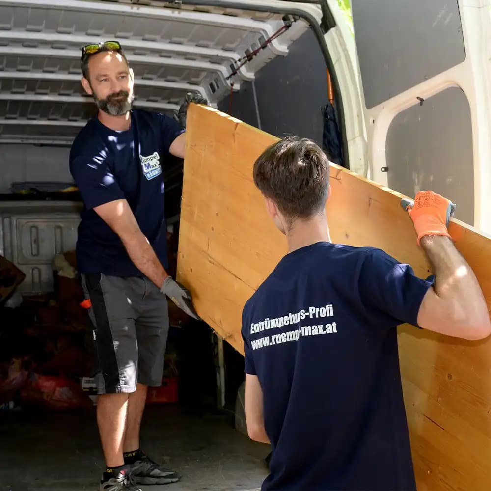 Team von Rümpel Max lädt Möbel aus dem Transporter