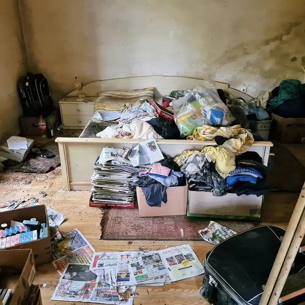Entrümpelungsteam bei der Räumung einer Messie-Wohnung