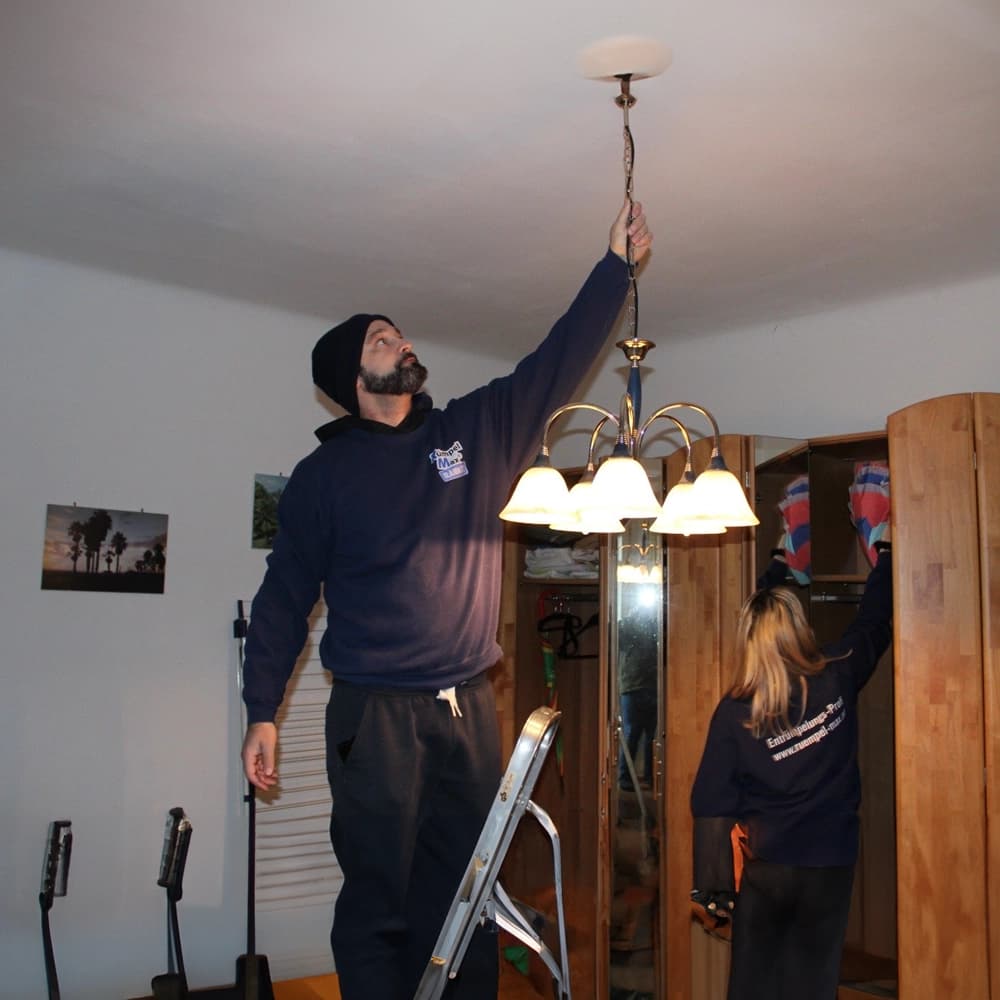 Team von Rümpel Max bei einer diskreten Entrümpelung