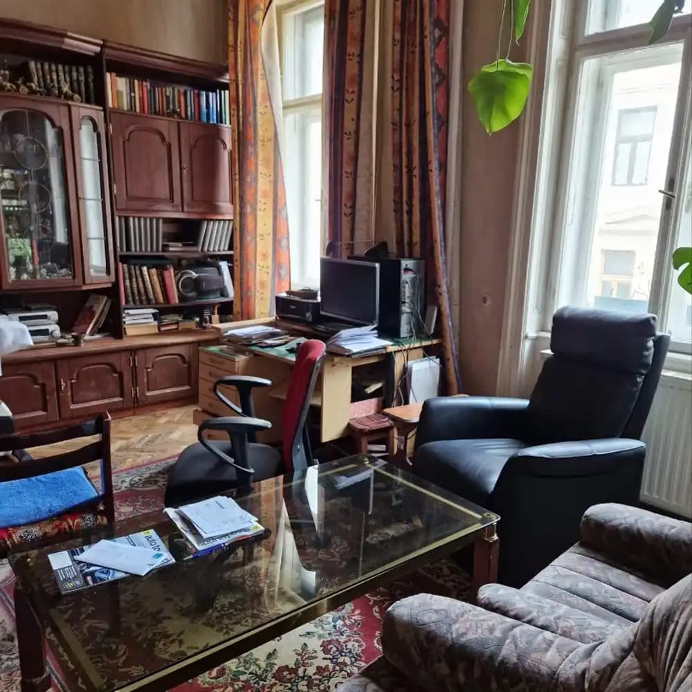 Rümpel Max Mitarbeiter am Flohmarkt mit Antiquitäten