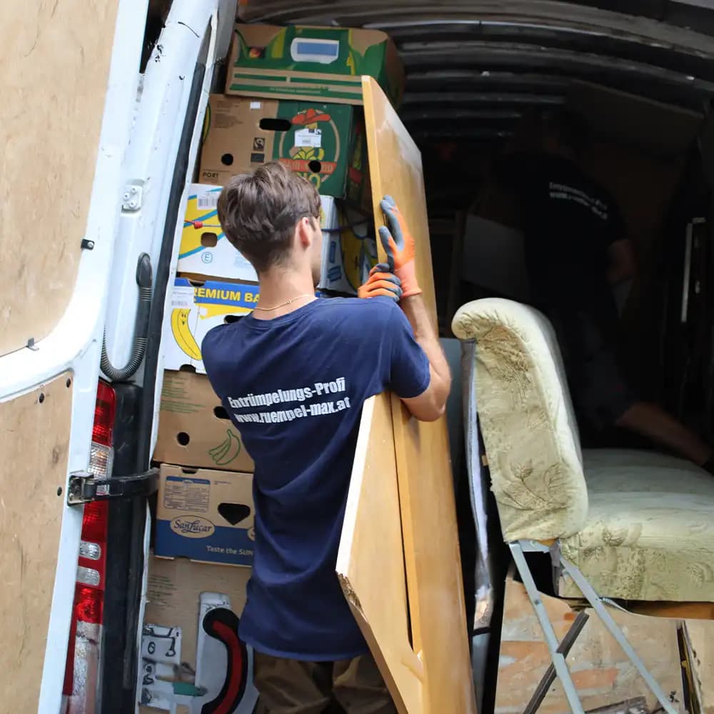 Team von Rümpel Max trägt Bett aus Schlafzimmer