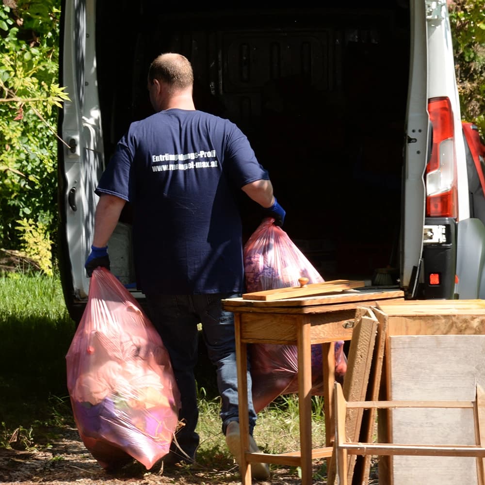 Team von Rümpel Max lädt Möbel aus dem Transporter