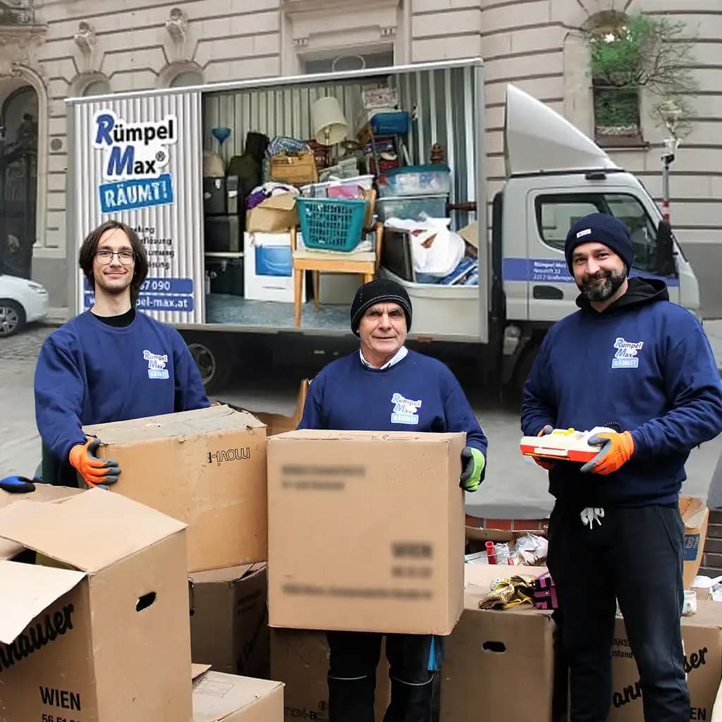 Das Rümpel Max Team bei einer professionellen Entrümpelung in Wien